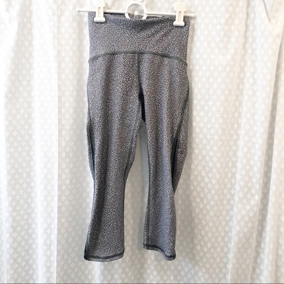 LULULEMON • Train times crop fractal alpine SIZE 2 - Picture 2 of 7
